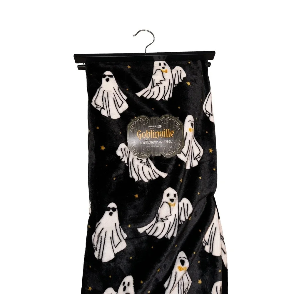 Berkshire Plush Throw‎ 50x70 Black New Halloween Ghost Goblinville Blanket